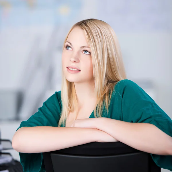 Tankeväckande affärskvinna söker medan du sitter på stol — Stockfoto
