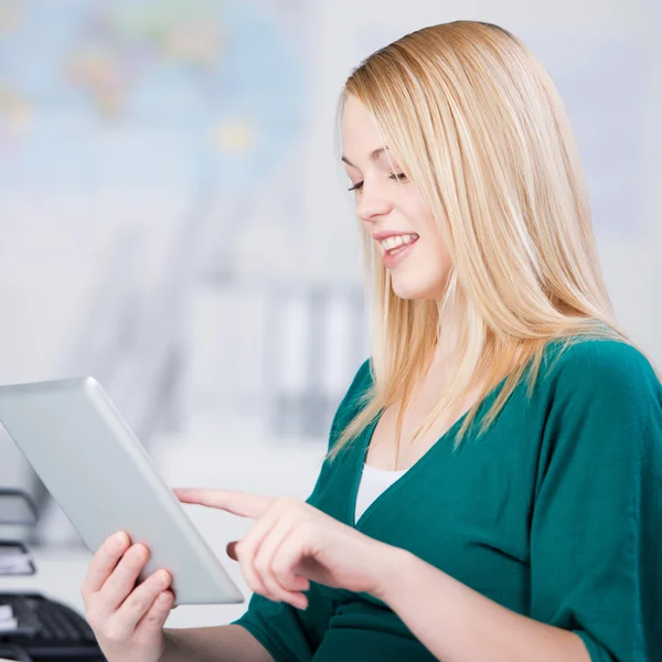 Businesswoman Using Digital Tablet — Stock Photo, Image