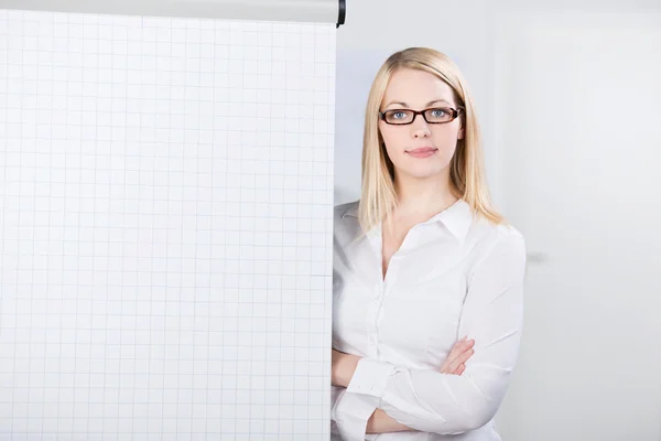 Young Woman Standing By Flip Chart — Stock Photo, Image