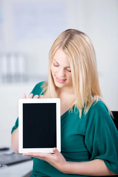 Бізнес-леді показує цифровий комп'ютер — стокове фото
