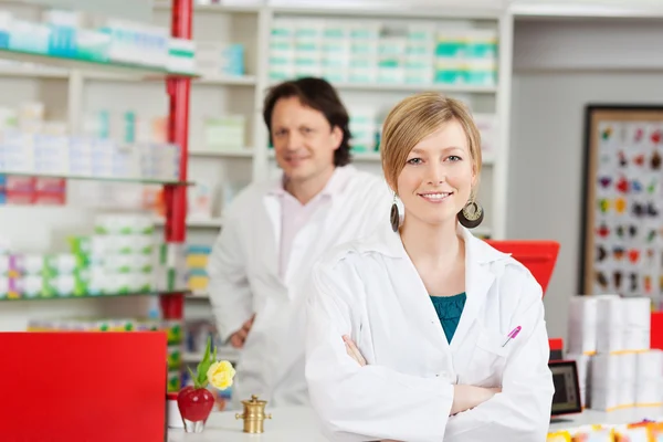 Farmacêutico com braços cruzados — Fotografia de Stock