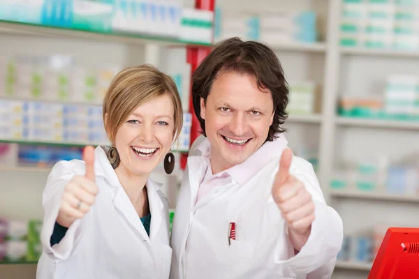 Farmacéuticos felices mostrando pulgares hacia arriba —  Fotos de Stock