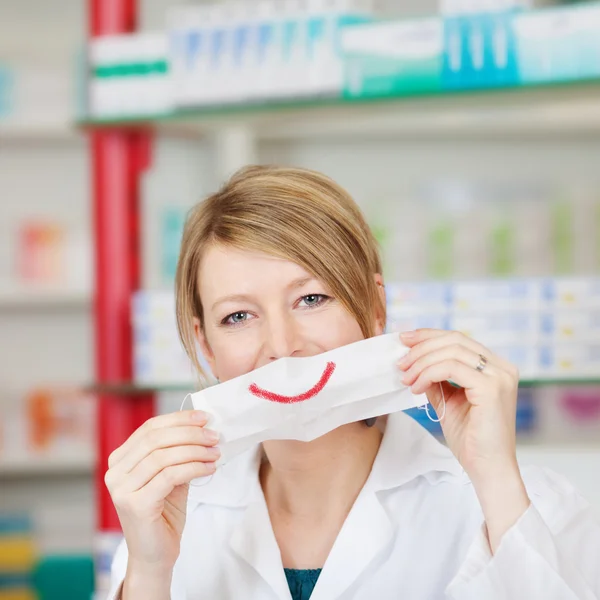 Pharmacien avec masque souriant — Photo