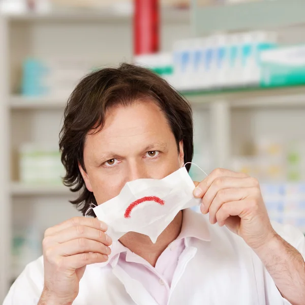 Máscara segurando farmacêutico com Sad Smiley triste — Fotografia de Stock