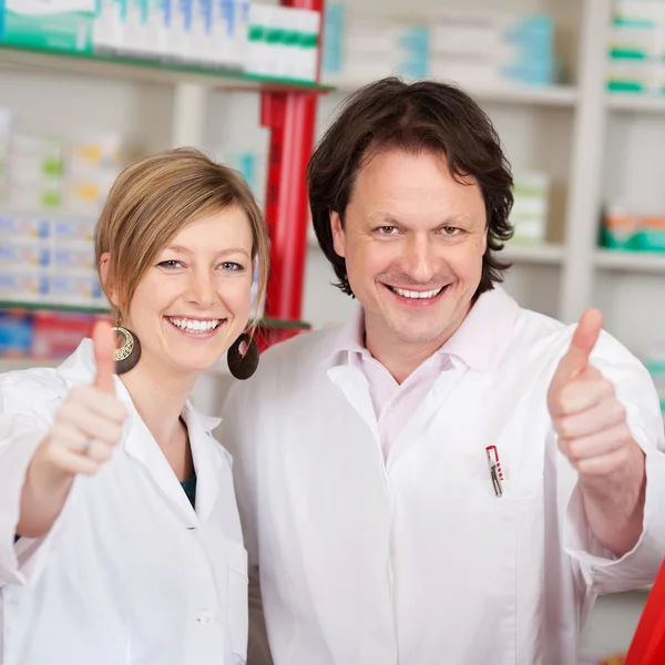 Säker apotekare visar thumbsup tecken — Stockfoto