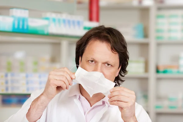 Apotheker bedrijf masker — Stockfoto