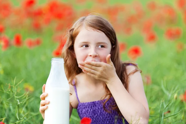 Niedliches kleines Mädchen — Stockfoto