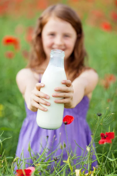 Chica sosteniendo una botella de leche fresca —  Fotos de Stock