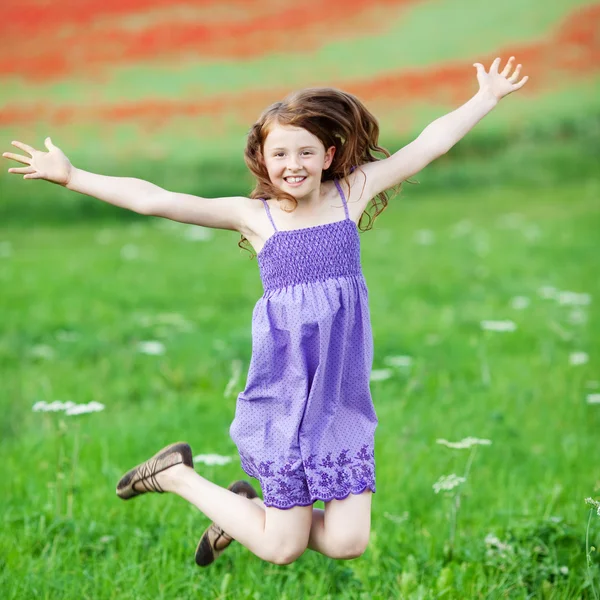 Klein meisje springen — Stockfoto
