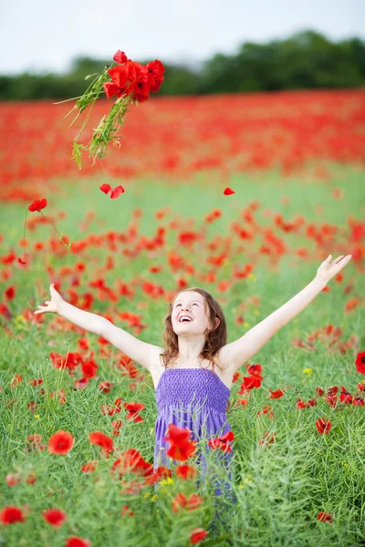 Fille jetant des fleurs dans les airs — Photo