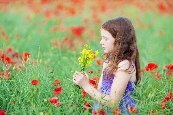 小さな女の子の花の束の臭いがします。 — ストック写真