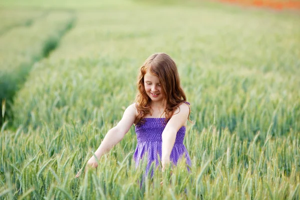 Young girl enjoying nature — Stock Photo, Image