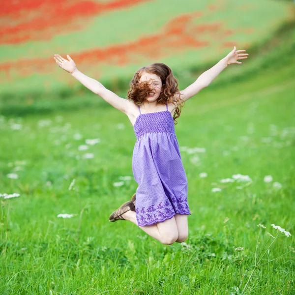 Молодая девушка прыгает от радости — стоковое фото