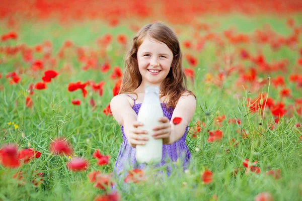 Chica joven con leche — Foto de Stock