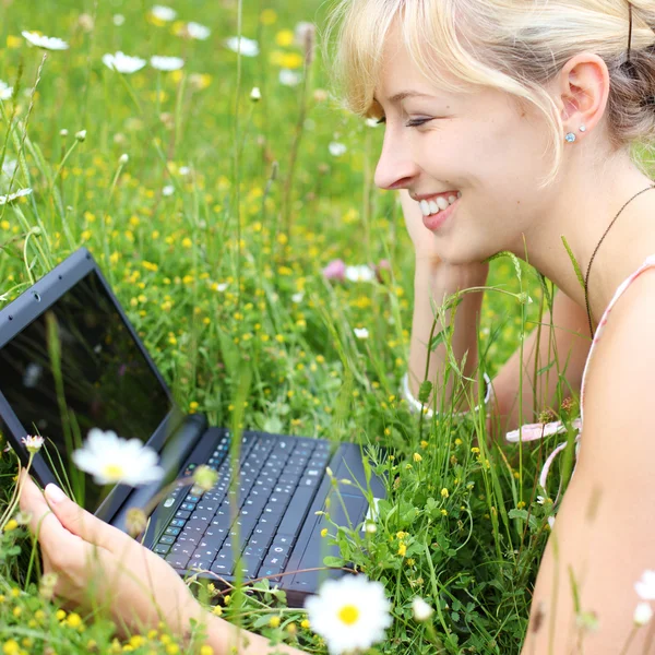 Gelukkige vrouw met behulp van haar notitieblok buitenshuis — Stockfoto