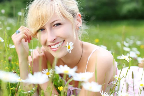 Donna felice godendo il sole estivo — Foto Stock