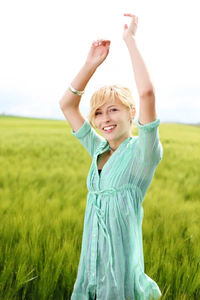 Young woman standing in grass — Stock Photo, Image