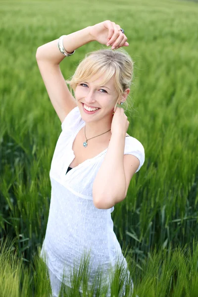 Blonde vrouw glimlachen — Stockfoto