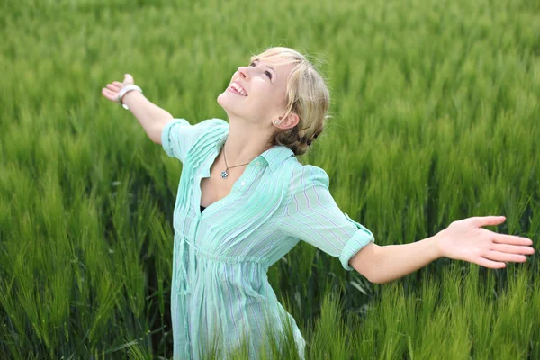 Frau auf der grünen Wiese — Stockfoto