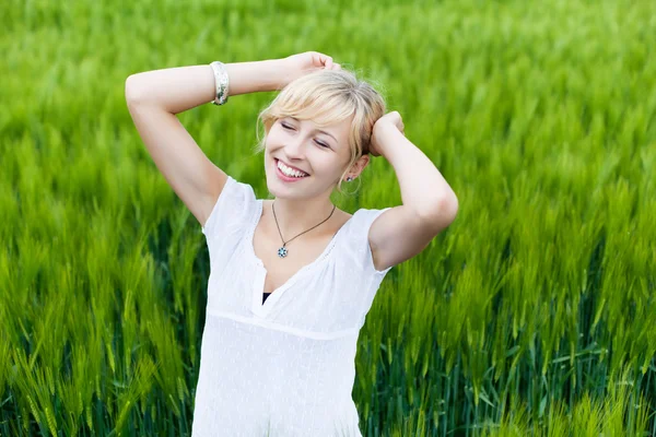 Giovane donna godendo nella natura — Foto Stock