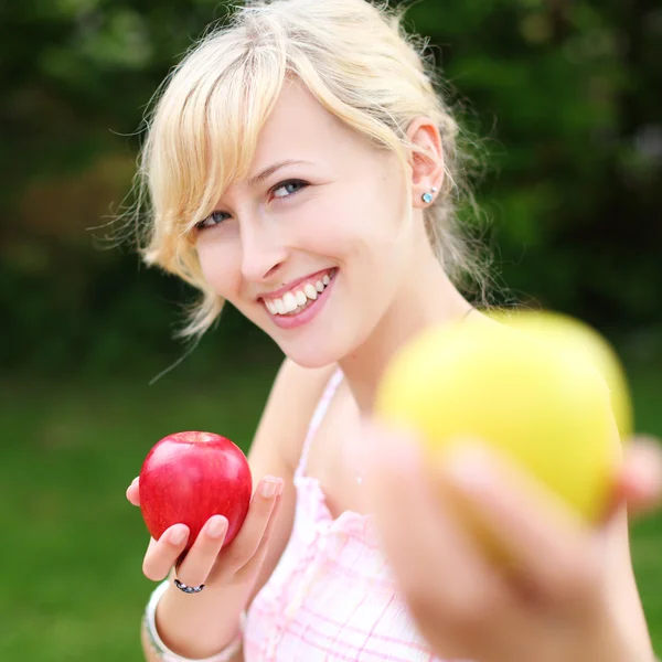 Krásná žena nabízí apple — Stock fotografie