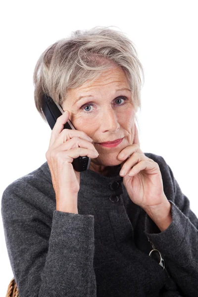 Mulher idosa preocupada usando um telefone — Fotografia de Stock