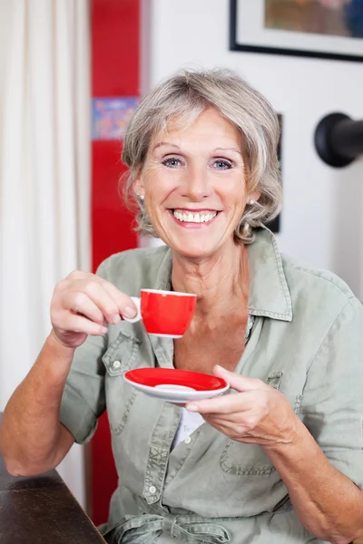 Mulher idosa vivaz bebendo café expresso — Fotografia de Stock