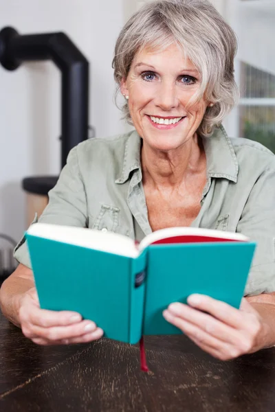 Senhora sênior moderna lendo um livro — Fotografia de Stock