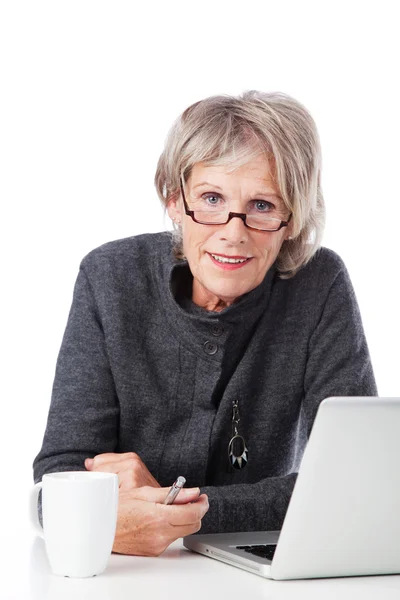 Stará žena s brýlemi — Stock fotografie