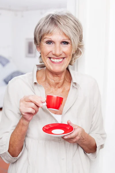 Lebhafte ältere Frau trinkt Espresso-Kaffee — Stockfoto