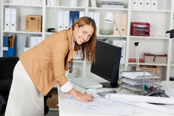 Donna architetto al suo tavolo di lavoro — Foto Stock