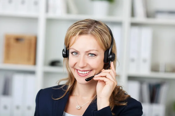 Operadora de servicio al cliente femenina con auriculares en la oficina — Foto de Stock