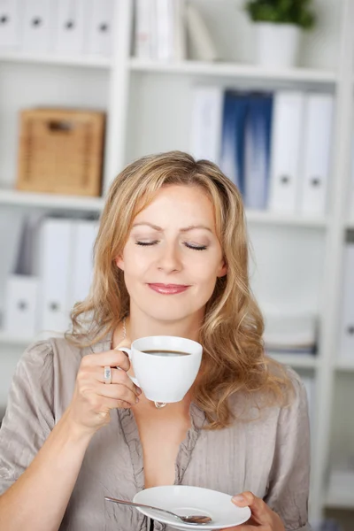 Donna d'affari in possesso di una tazza di caffè in ufficio — Foto Stock