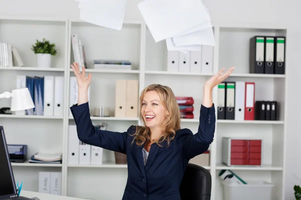 Geschäftsfrau wirft Dokumente ins Büro — Stockfoto