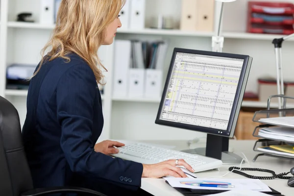 Businesswoman Using Computer At Desk — Stock Photo, Image