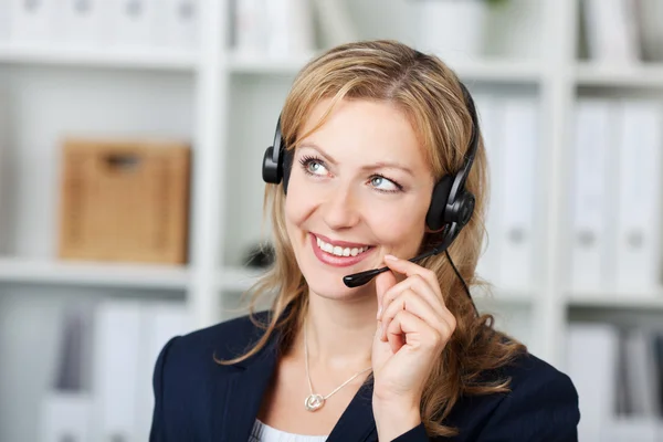 Operatore del servizio clienti femminile utilizzando auricolari — Foto Stock