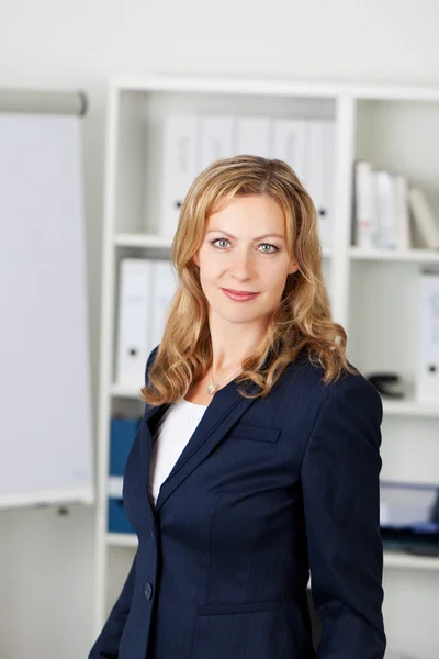 Średni dorosły kobieta w biurze — Zdjęcie stockowe