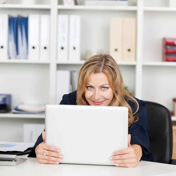 Mujer de negocios detrás de la computadora portátil en el escritorio de la oficina — Foto de Stock