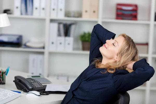 Businesswoman Relaxing With Hands Behind Head — Stock Photo, Image