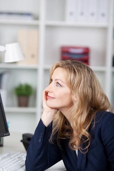 Affärskvinna tittar bort i office — Stockfoto