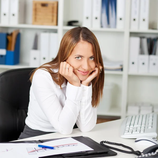 Sorridente giovane imprenditrice alla scrivania dell'ufficio — Foto Stock