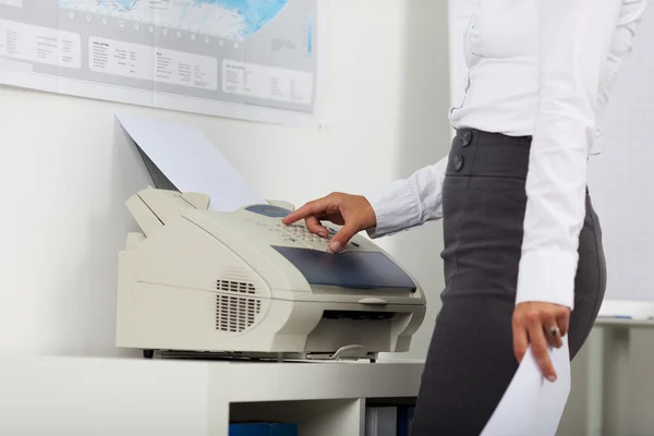 Femme d'affaires utilisant la machine à copier — Photo