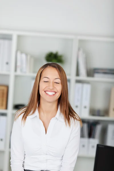 Affärskvinna med ögonen stängda i office — Stockfoto