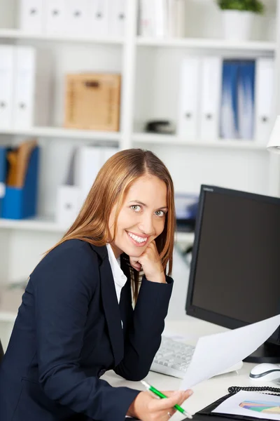 Affärskvinna tittar på dokumentet i office — Stockfoto