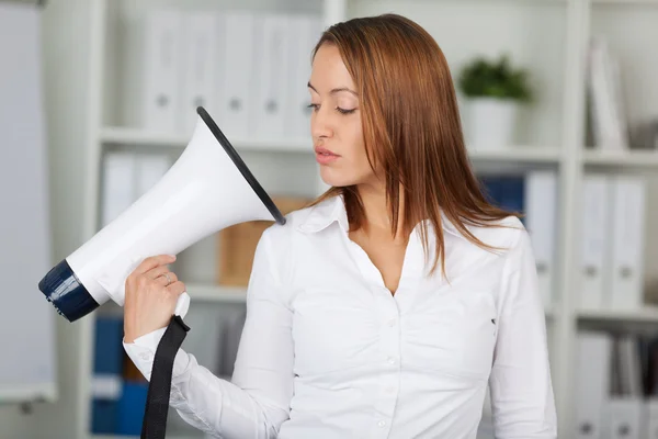 Femme d'affaires avec mégaphone blanc — Photo