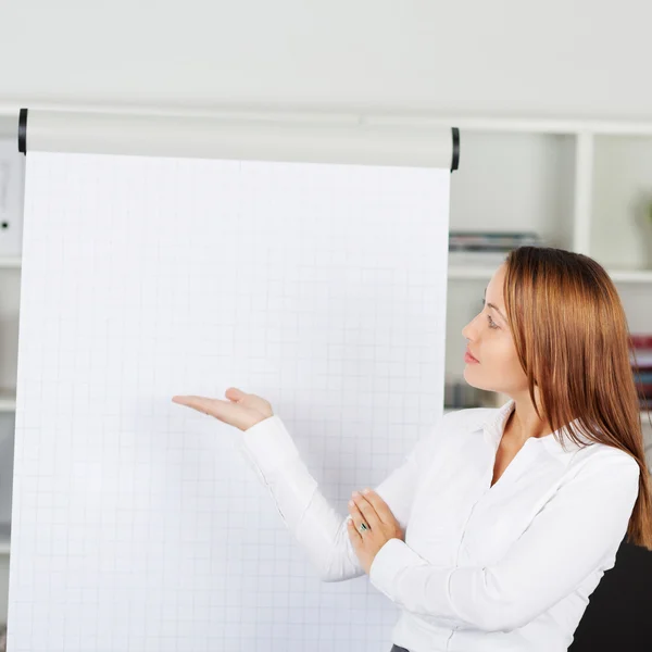 Atractiva mujer sosteniendo papel blanco vacío —  Fotos de Stock