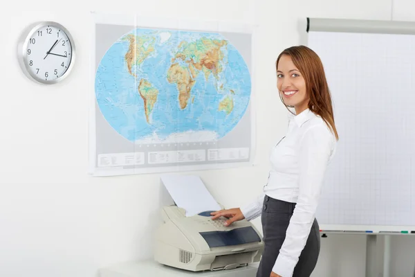 Zakenvrouw kopieermachine gebruiken in office — Stockfoto