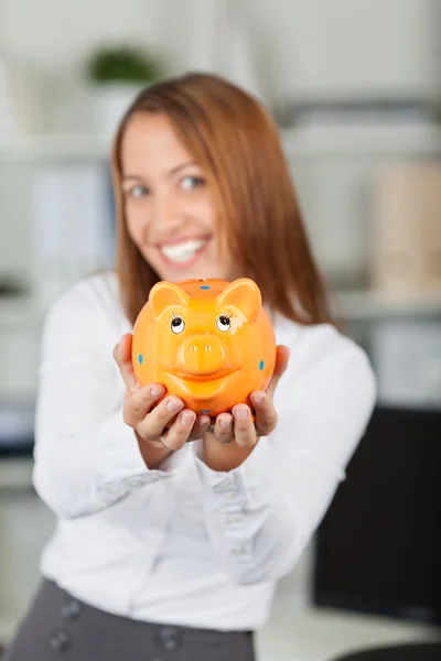 Szczęśliwy bizneswoman gospodarstwa piggy bank — Zdjęcie stockowe
