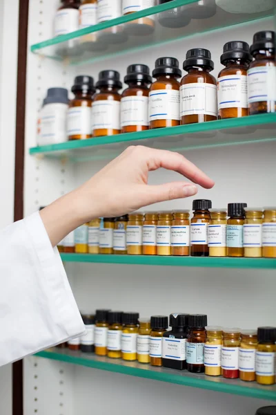 Farmacisti femminili in possesso di bottiglia di medicina — Foto Stock
