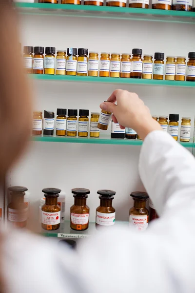 Farmacéutico tomando el frasco de medicina — Foto de Stock